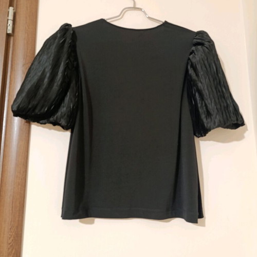 Top black with puff sleeves like new, one size