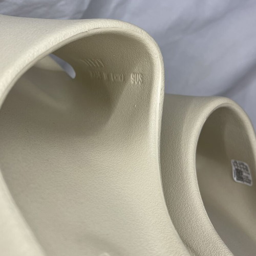 Adidas Yeezy Slides Bone size 43 DS