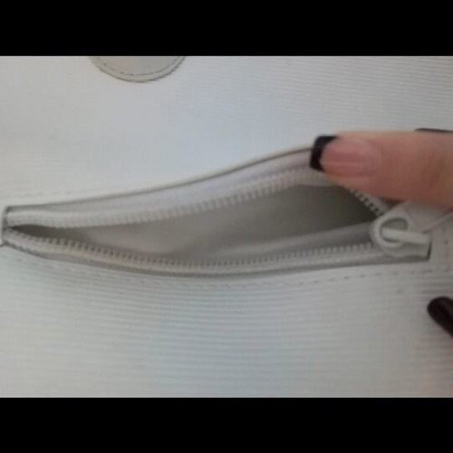White shoulder handbag used