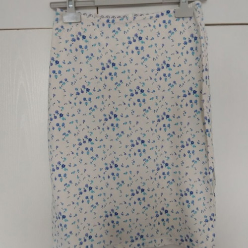 Skirt like new small medium floral white with blue flowers