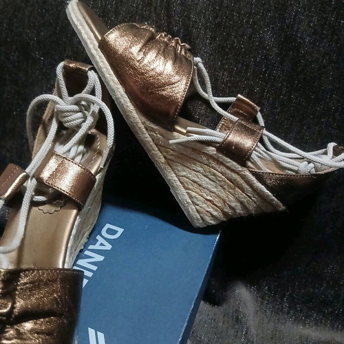 Bata women's leather sandals new, size 40, bronze color