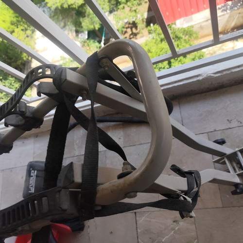 Tow bar bike rack for 4 bicycles used, tires need replacement