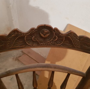 Αντίκα καρέκλα με όμορφο διάκοσμο!