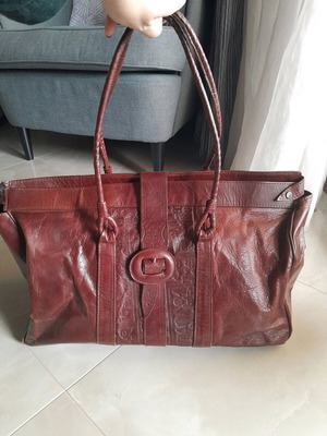Leather handbag used in burgundy color with zipper closure