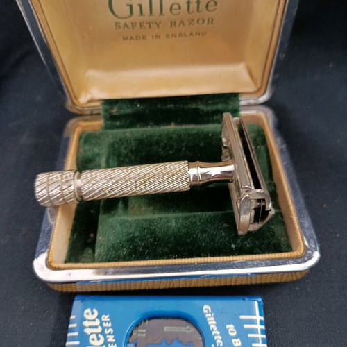 Gillette Aristocrat no66 collectible safety razor like new, 1958 with case and 10 blades