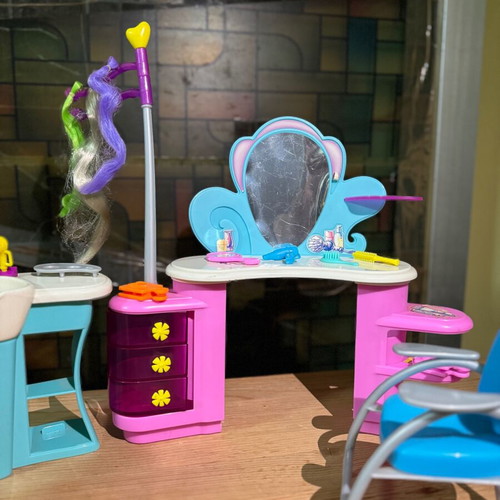 Barbie salon with all accessories 2003