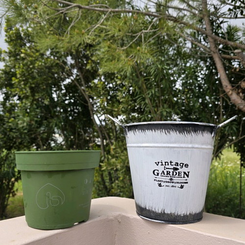 Flower pots like new, set of two, vintage garden
