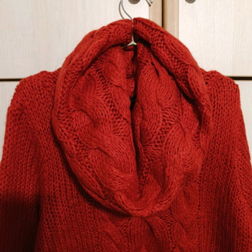 H&M knitted sweater like new, orange with impressive collar, size L