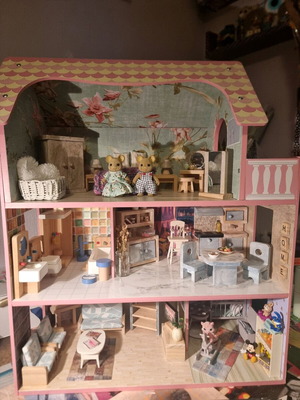 Κουκλόσπιτο κλίμακας 1:12 σαν καινούργιο, με αξεσουάρ και έπιπλα