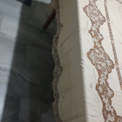 Tablecloth set with 12 food napkins like new, cream color