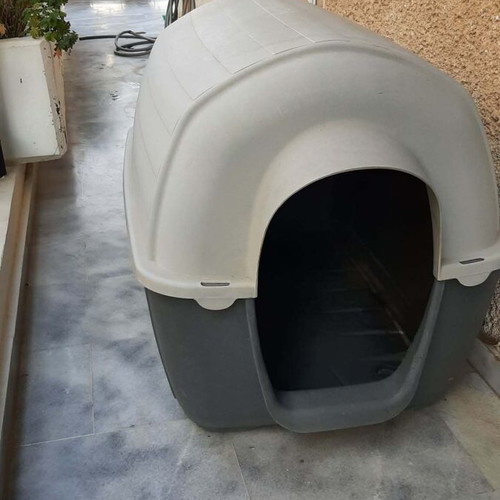 Large plastic dog house used, 1.20 x 1.50m
