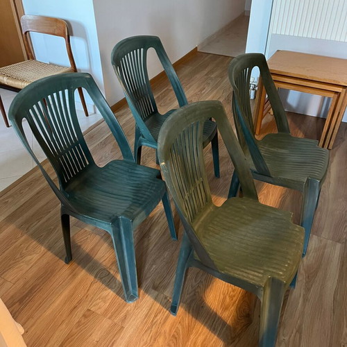 Set of 4 green plastic garden chairs