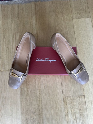 Γόβες Salvatore Ferragamo μπεζ σαν καινούργιο, μέγεθος 39.5