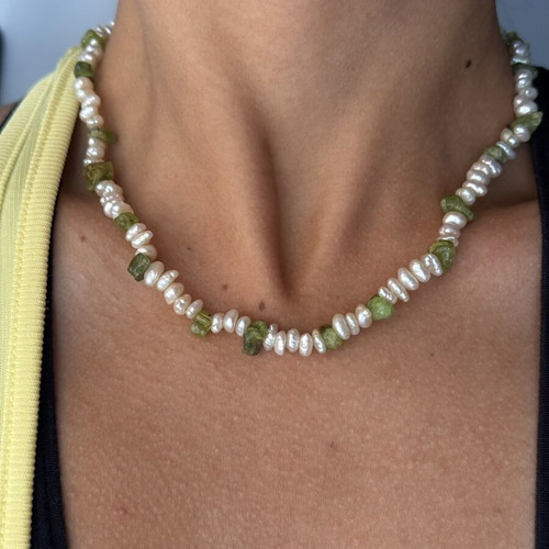Pearl necklace with peridot and silver925 clasp like new