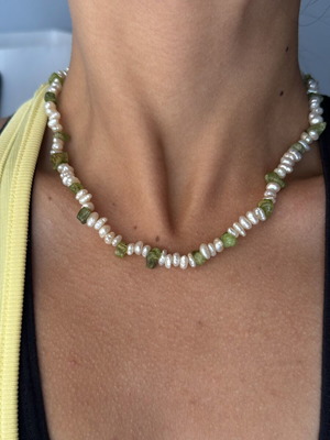Pearl necklace with peridot and silver925 clasp like new