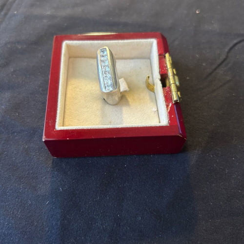 Silver 925 ring with white stones like new