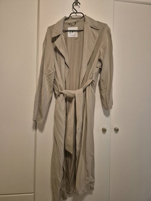 Zara women's beige trench coat like new, size medium