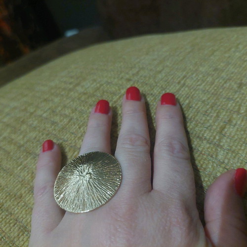 Gold ring new, impressive circle design