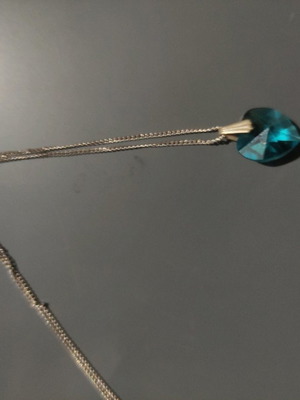 Heart pendant necklace new in green shade with thin chain