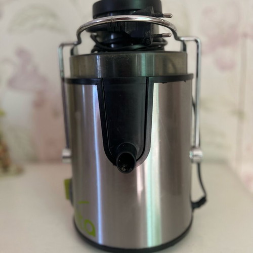Izzy electric juicer used