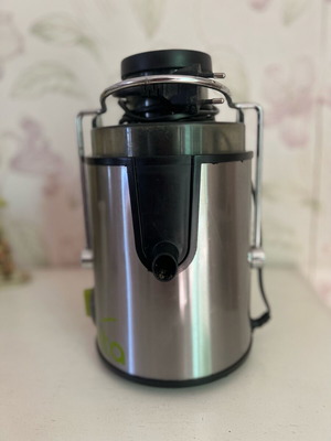 Izzy electric juicer used