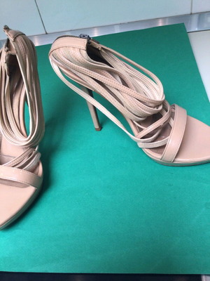 Beige patent leather sandals size 39 used