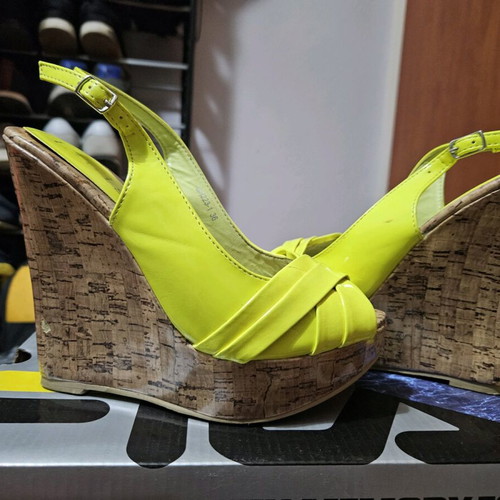 Platform sandal yellow fluo like new, very high with wedge