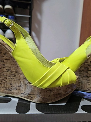 Platform sandal yellow fluo like new, very high with wedge