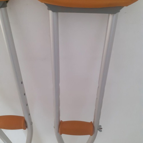 Aluminum Adjustable Crutches like new, height 1.37m-1.57m, pair