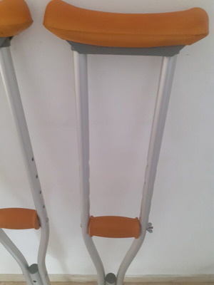 Aluminum Adjustable Crutches like new, height 1.37m-1.57m, pair