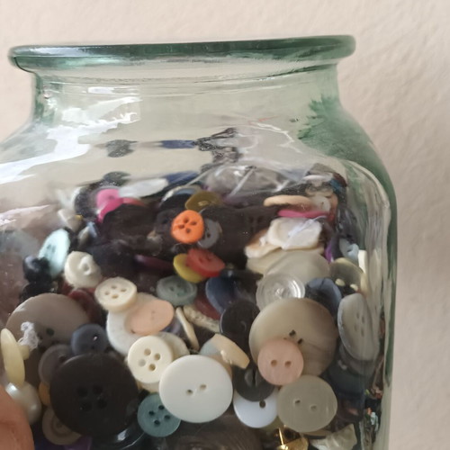 Collection of 600 assorted buttons with glass jar