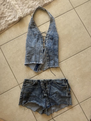 Σετ δύο τεμαχίων από denim, μεταχειρισμένο σαν καινούργιο, με κορδόνια και σορτς χαμηλής μέσης