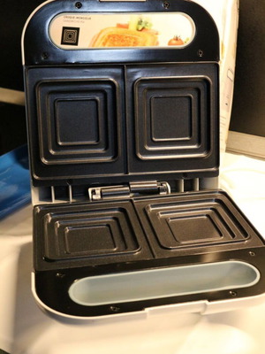 Taurus mysandwich sandwich maker like new with cracks on the body