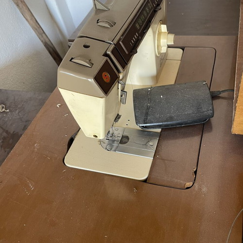 Singer sewing machine with cabinet