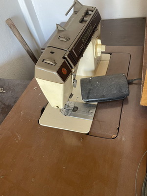 Singer sewing machine with cabinet