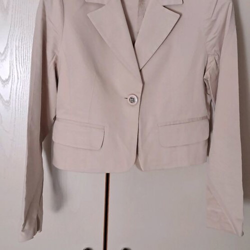 Anna Riska Cropped Slim Fit Blazer Size M like new, beige
