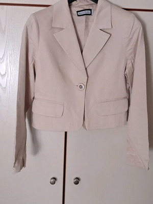 Anna Riska Cropped Slim Fit Blazer Size M like new, beige