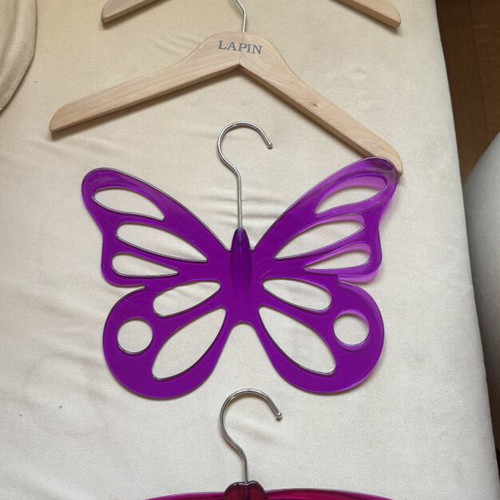 Children's hangers like new, 2 plastic and 3 wooden