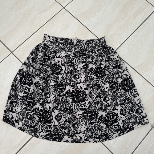 Mini skirt black and white with back zipper like new, size S