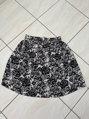 Mini skirt black and white with back zipper like new, size S