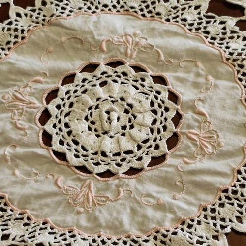 Traditional tablecloth 210x240 like new