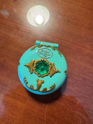 Vintage Polly Pocket collectible like new, mint color