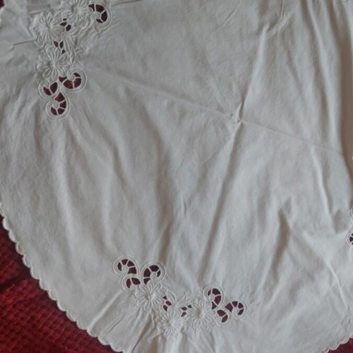 Handmade cutwork table linen set of 2 pieces like new