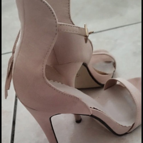 Nude suede sandals used with thin heel and scalloped detail