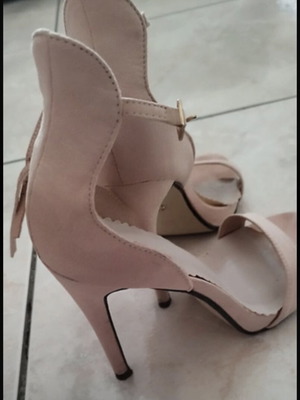 Nude suede sandals used with thin heel and scalloped detail