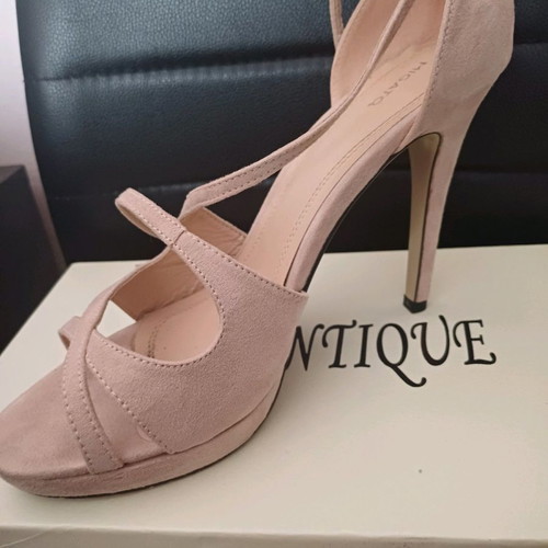Migato sandal size 40 like new, beige