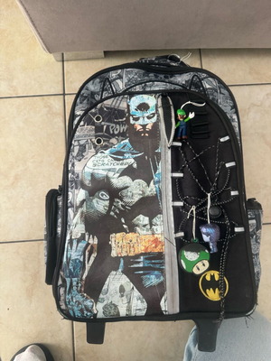 Σχολική τσάντα τρόλεϊ Batman με σχέδιο κόμικ σε μαύρο και λευκό