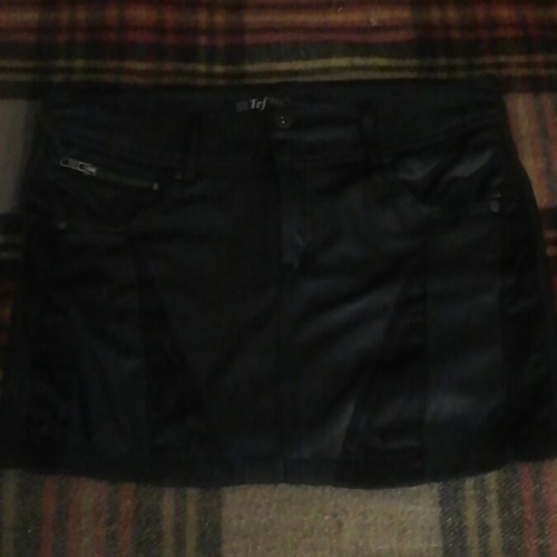 TRF shorts black size M like new