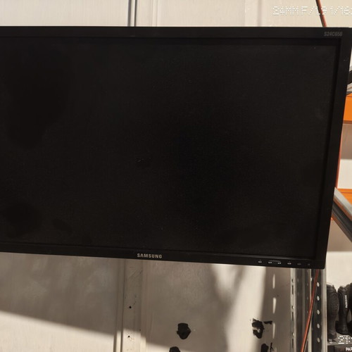 Samsung 24-inch Full HD monitor used with wall mount