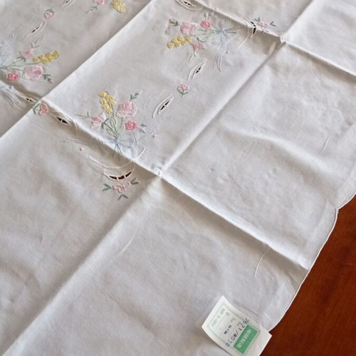 Embroidered decorative tablecloth 80x84 cm with embossed flowers